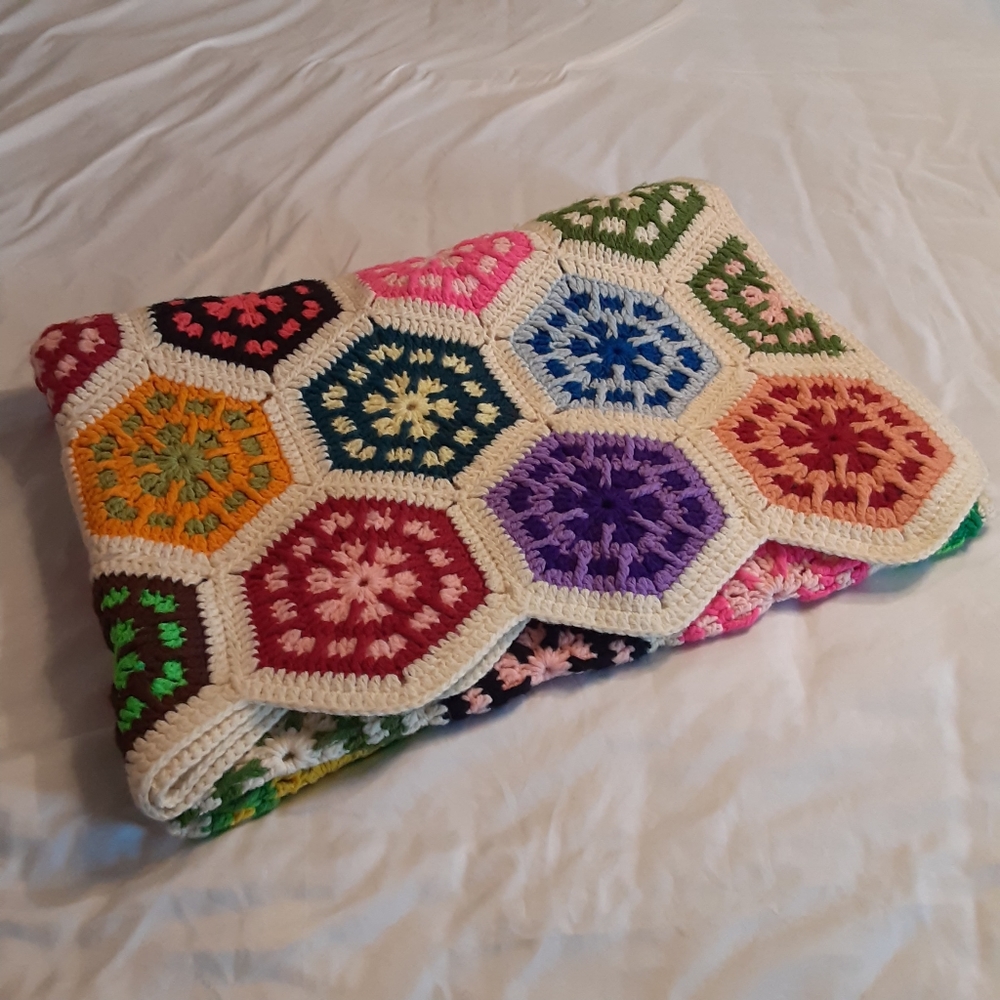 VINTAGE Handmade  Hexagon Granny Square Multicolor/Cream Border Motif.